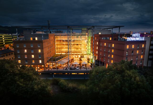 Beim Sundowner mit malerischen Sonnenuntergängen hinter dem Pöstlingberg kann man bei einem Drink den Tag entspannt ausklingen lassen. | Foto: Hotel Donauwelle