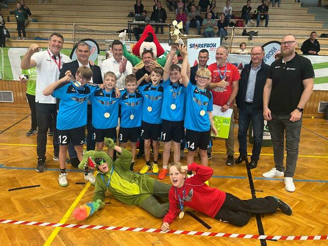 So sehen Gewinner aus: Die Volksschule Kumberg ging erneut als Sieger des Steirischen Volksschul-Handball-Cups hervor. | Foto: kk