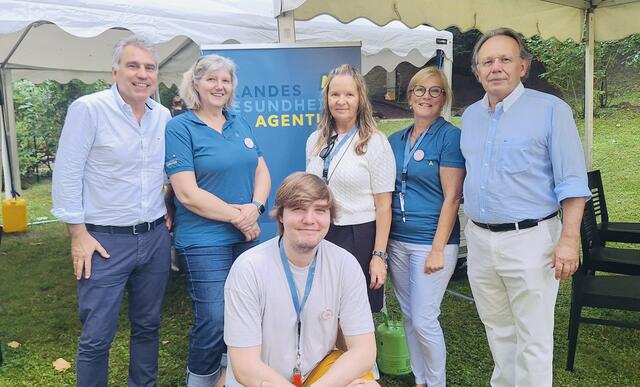Das Landesklinikum Klosterneuburg war bei den Garten- und Gesundheitstagen mit einem eigenen Stand vertreten: Oberarzt Michael Klecka, Diplomierte Gesundheits- und Krankenpflegerin Edith Goldschmidt, Dennis Holzer, Betriebsrätin Michaela
Mayr, Diplomierte Gesundheits- und Krankenpflegerin Sonja Holzmann und Primarius Herbert Frank bei den Garten- und Gesundheitstagen 2024.  | Foto: Landesklinikum Klosterneuburg