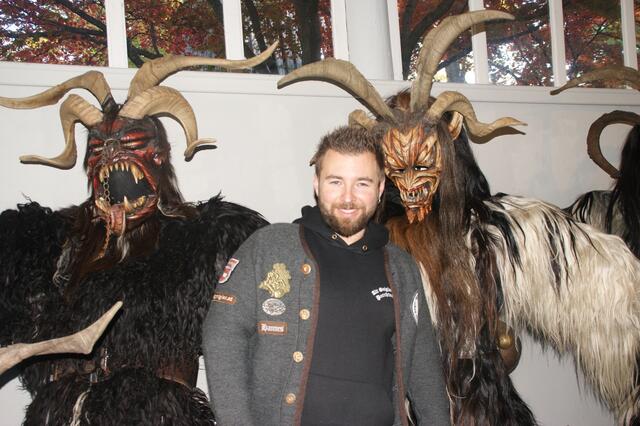Hannes Brugger ist Obmann der "Altgnigler Krampusse und Perchten". Er will das Wissen rund um diese Tradition weitervermitteln.  | Foto: Lisa Gold