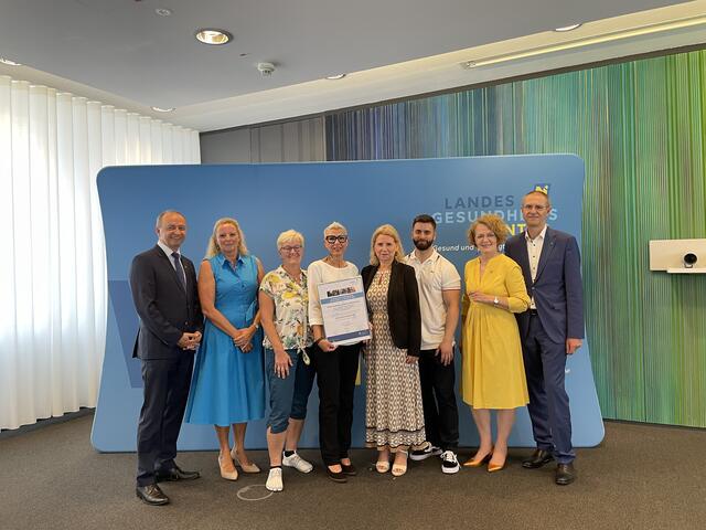Konrad Kogler (li), Christiane Teschl-Hofmeister (mi.re) und Alfred Zens (re) mit den Teams der PBZs St. Pölten-Land. | Foto: Bettina Korotvicka