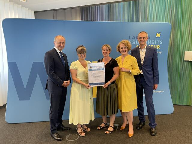 Konrad Kogler (li), Christiane Teschl-Hofmeister (mi.re) und Alfred Zens (re) mit dem Team des PBZ Waidhofen an der Thaya. | Foto: Bettina Korotvicka