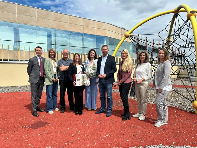 Zur Geburtstagsfeier kam auch Paschings Bürgermeister Markus Hofko (mitte) in die Pluscity. | Foto: Kinderfreunde