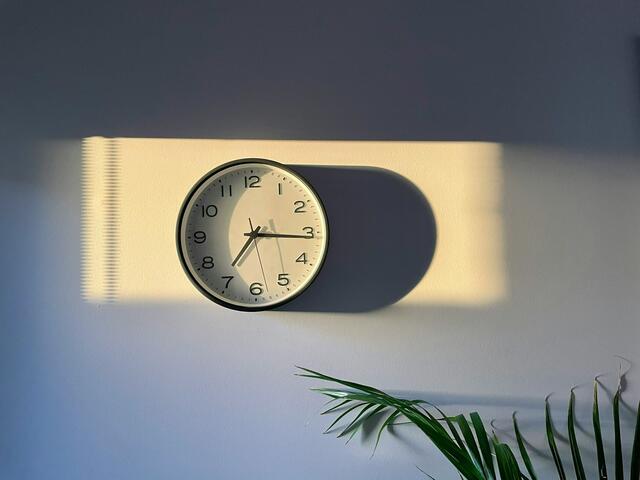 Wann die Sonne auf- bzw. untergeht, hängt vom Datum im Jahresverlauf ab. | Foto: Renel Wackett/Unsplash