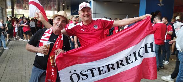 Haiminger Fußballhelden von einst: Helmut Zoller (links) und Wolfgang Götsch als Edelfans bei der EM. | Foto: sportszene.tirol