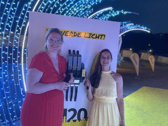 Renate Auinger und Barbara Michenthaler (r.) haben die Jubiläumsfeier perfekt organisiert. | Foto: Walter Schindler