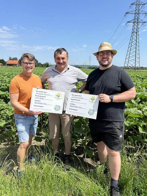 Die neuen „Was wächst hier“ Tafeln informieren über die Hennersdorfer Landwirtschaft. Vlnr.:, Bgm Thaddäus Heindl, Landwirt Karl Brauneder und Obmann des Ortsbauernrates Lukas Hausenberger | Foto: VP Hennersdorf