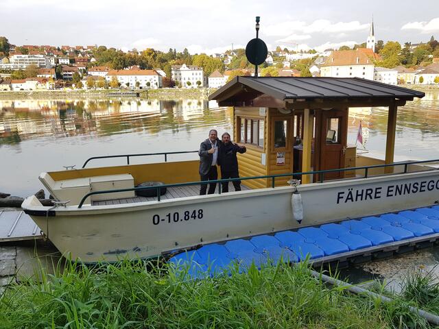Wolfgang Brunner (links) und Fährmann Alois Lengauer an Bord der Radfähre Ennsegg, die Touristen und Einheimische über die Donau nach Mauthausen bringt.  | Foto: Wolfgang Brunner