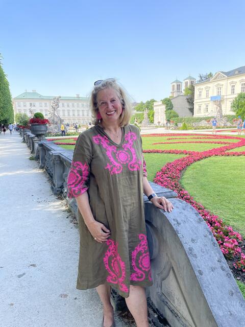 Fremdenführerin Inez Reichl im Mirabellgarten  | Foto: Lisa Gold