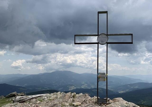 Das Gipfelkreuz der Hohen Ranach liegt auf einer Seehöhe von knapp 2.000 Metern. | Foto: Julia Gerold