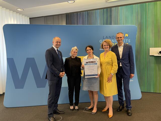 Konrad Kogler (li), Christiane Teschl-Hofmeister (mi.re) und Alfred Zens (re) mit dem Team des PBZ Himberg. | Foto: Bettina Korotvicka
