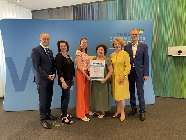 Konrad Kogler (li), Christiane Teschl-Hofmeister (mi.re) und Alfred Zens (re) mit dem Team des PBZ Orth an der Donau. | Foto: Bettina Korotvicka