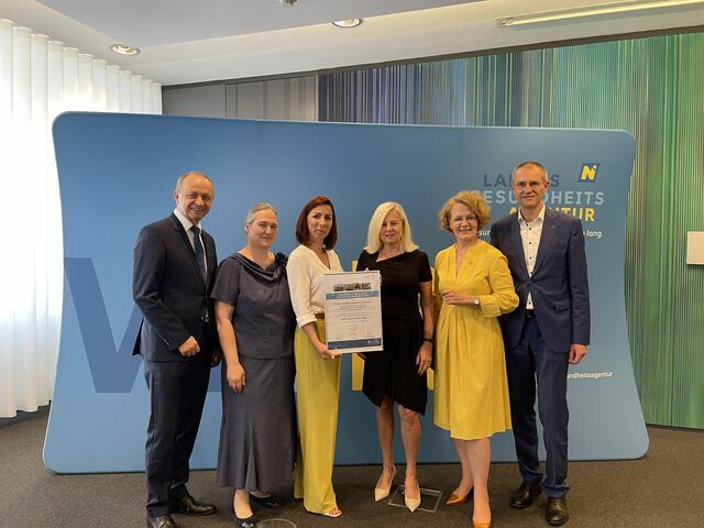 Konrad Kogler (li), Christiane Teschl-Hofmeister (mi.re) und Alfred Zens (re) mit dem Team des PBZ Vösendorf. | Foto: Bettina Korotvicka