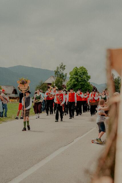 Der Musikverein Seetal-Fresen auf dem Weg zum Festzelt, wo sie im Anschluss an den Festakt als erste Musikkapelle ein Konzert gegeben haben. | Foto: DerPlotti