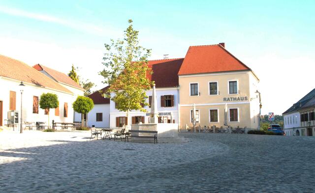 Optimale zentrale Lage: Blick vom Bürofenster der Firmenburg.  | Foto: Peter Seper