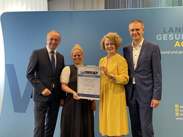 Konrad Kogler, Vorstand der NÖ Landesgesundheitsagentur, Eva Friessenbichler Leitung Strategie und Qualität Pflege, NÖ Landesgesundheitsagentur, Landesrätin Christiane Teschl-Hofmeister und Alfred Zens, Vorstand der NÖ Landesgesundheitsagentur haben die Pflege- und Betreuungszentren ausgezeichnet. | Foto: Bettina Korotvicka