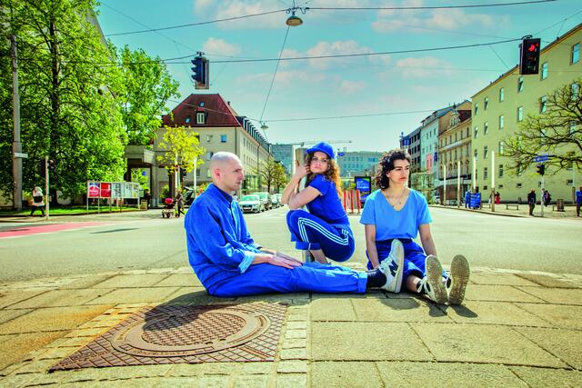 Mit Heinrich Bölls "Die verlorene Ehre der Katharina Blum oder Wie Gewalt entstehen und wohin sie führen kann" und Oscar Wildes "Bunbury oder die Bedeutung des Ernstseins" bringt das Theater Phönix 2024/25 zwei Klassiker auf die Bühne. | Foto: Zoe Goldstein