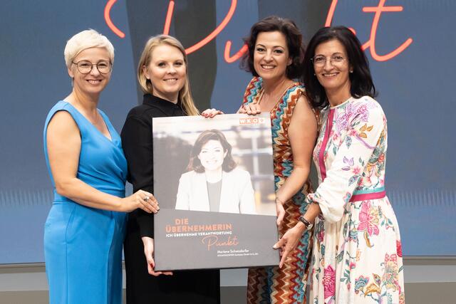Mit Marlene Schatzdorfer (2. v. re.) wurde an diesem Abend eine Unternehmerin vor den Vorhang geholt, die mittlerweile in dritter Generation, den Metallbaubetrieb Schatzdorfer Gerätebau in Zipf führt. Im Bild von links: WKOÖ-Präsidentin Doris Hummer, Stargast Patricia Kelly, Unternehmerin Marlene Schatzdorfer und die Landesvorsitzende von Frau in der Wirtschaft OÖ, Margit Angerlehner. | Foto: WKOÖ
