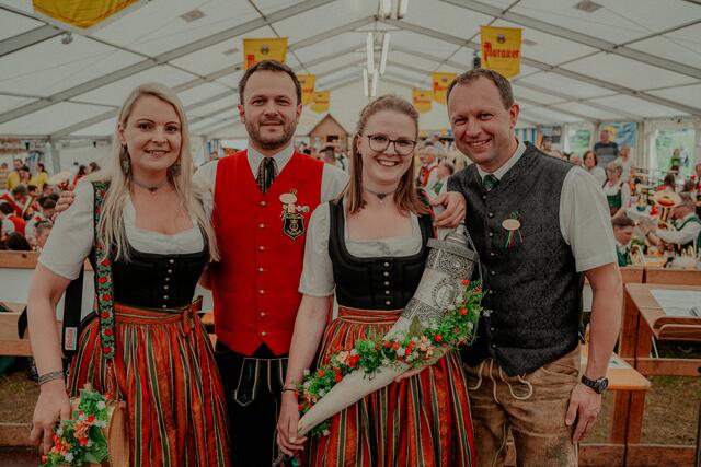 Zum 150-jährigen Bestehen wurde ein Blumenhorn für die Marketenderinnen angeschafft. Im Bild von links: Marketenderin Alexandra Jessner, Kapellmeister Johannes Lintschinger, Marketenderin Lisa Tockner, Obmann Norbert Stolz. | Foto: DerPlotti
