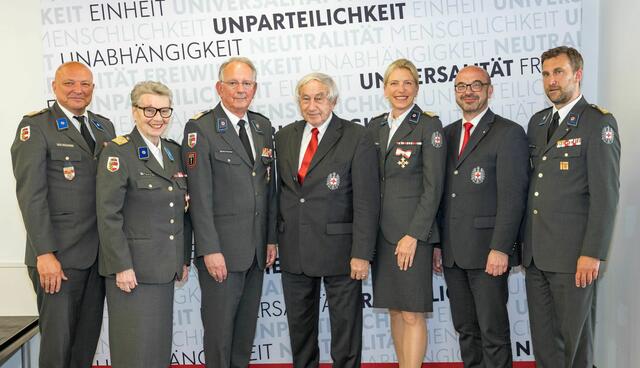 v.l. Bert Neuhofer (Vizepräsident Rotes Kreuz Salzburg), Prim. a.D. Dr. Ulrike Michl (Vizepräsidentin Rotes Kreuz Salzburg), Dr. Werner Aufmesser (Präsident Rotes Kreuz Salzburg), Gerald Schöpfer (Präsident Österreichisches Rotes Kreuz), Sabine Tischler (Landesgeschäftsführerin Rotes Kreuz Salzburg), Herbert Sommerauer (Mitglied der Geschäftsleitung, Rotes Kreuz Salzburg), Stefan Herbst (Landesrettungskommandant) | Foto: Rotes Kreuz Salzburg wildbild