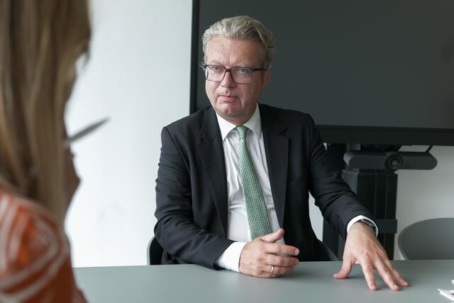 C. Drexler: "Bei den Erneuerbaren sind wir in Österreich wirklich gut aufgestellt. Dazu gehören die Wasserkraft, aber zunehmend auch Wind und Photovoltaik und Biomasse." | Foto: Maximilian Spitzauer