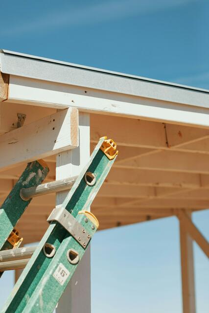Der Mann war gerade mit Arbeiten an seinem Carport beschäftigt, als er das Gleichgewicht verlor und nach hinten von der Leiter stürzte.  | Foto: Aubrey Odom / Unsplash