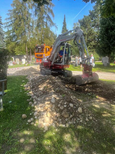 Nur mit schwerem Gerät könne der Schaden an der Brunnenanlage repariert und die Wasserversorgung wieder hergestellt werden - die eww hat derweilen eine Notwasserleitung gelegt. | Foto: Stadt Wels