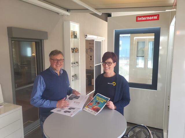 Hellberger mit Ulli Voith, der Fenster- und Türenberaterin | Foto: Andrea Stelzer