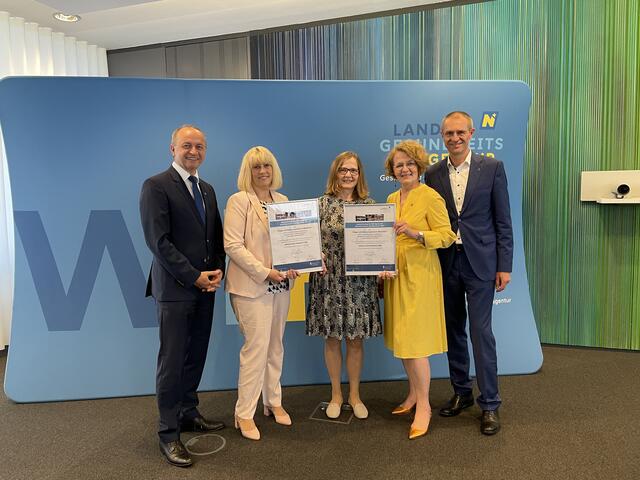 Konrad Kogler (li), Christiane Teschl-Hofmeister (mi.re) und Alfred Zens (re) mit dem Team des PBZ Mistelbach. | Foto: Bettina Korotvicka