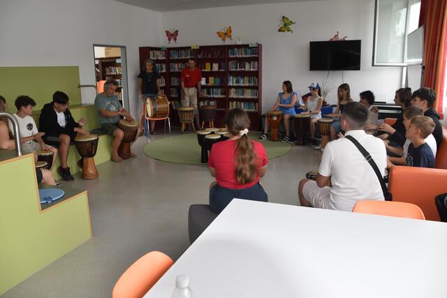 Gemeinsam wurde in einem afrikanischen Trommel-Kurs musiziert.  | Foto: Vanessa Trabi