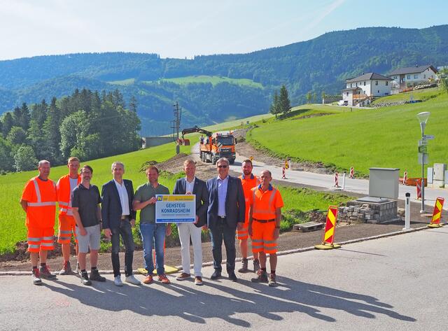 Beteiligte Personen am Bild v.l.: Johann Diwald und Michael Ritzinger (beide Straßenmeisterei Waidhofen/Y.), Ing. Alfred Fangmeyer (Bauamt - Stadtgemeinde Waidhofen), DI Leopold Röcklinger (Leiter-Stv. der NÖ Straßenbauabteilung Amstetten), Leopold Brenn (GR in Waidhofen/Y.), LAbg. Alexander Schnabel (i.V. LH-Stv. Udo Landbauer), Franz Grottenthaller (Leiter der Straßenmeisterei Waidhofen/Y.), Armin Kreuser und Franz Grill (beide Straßenmeisterei Waidhofen/Y.). | Foto: NÖ STD