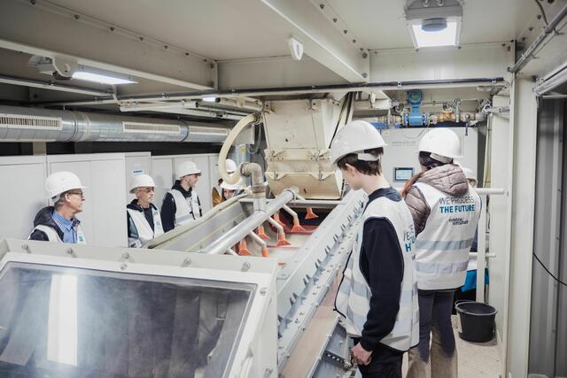Einblicke gab es in die Maschinen und Produktionsprozesse des Unternehmens. | Foto: Binder+Co/Jakob hanner