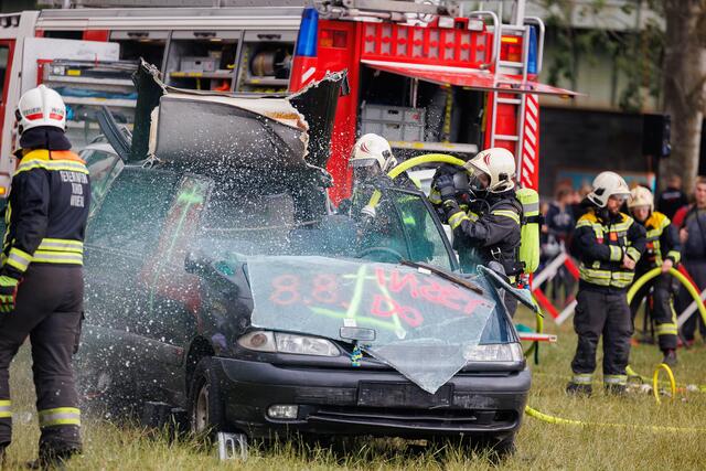 Ein Bild aus 2023: Die Berufsfeuerwehr Wien zeigte den Besuchenden, was sie kann. Auch heuer warten verschiedene Leistungschauen. | Foto: FLORIAN WIESER / APA / picturedesk.com