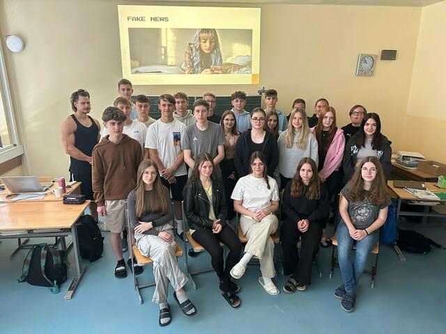 Die Klasse 2DK mit dem EVN Team Machete | Foto: EVN