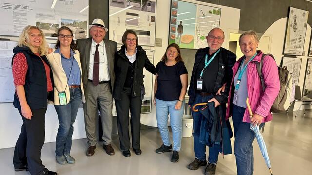 Gruppenbild mit Regisseur Hermann Weiskopf (3.v.li.) in den Räumen der Fa. Topf &amp; Söhne | Foto: AVG Filmproduktion: