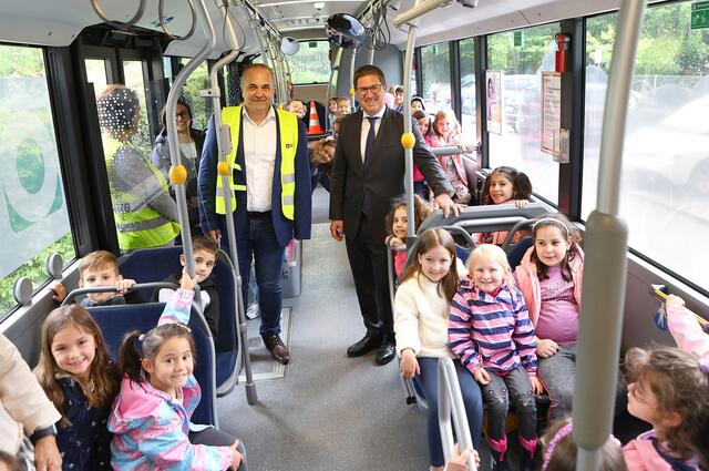 Die Wels-Linien zeigen angehenden Volksschulkinder genau, was sie später alleine beim Busfahren beachten sollen. | Foto: Wels Linien
