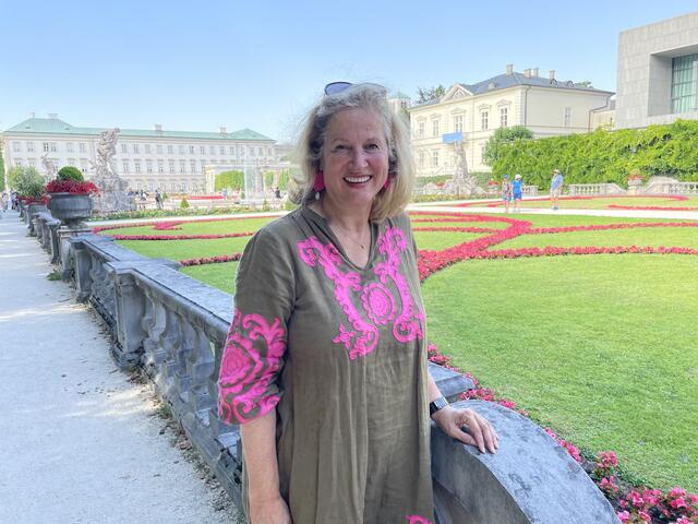 Inez Reichl im sommerlichen Mirabellgarten | Foto: Lisa Gold