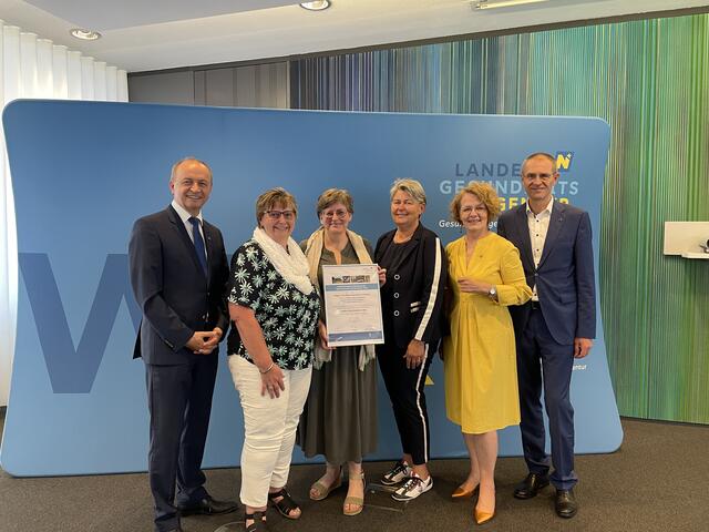 Konrad Kogler (li), Christiane Teschl-Hofmeister (mi.re) und Alfred Zens (re) mit dem Team des PBZ Schrems. | Foto: Bettina Korotvicka