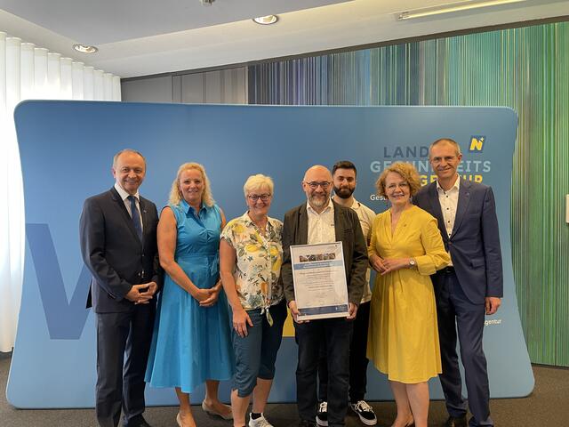 Konrad Kogler (li), Christiane Teschl-Hofmeister (mi.re) und Alfred Zens (re) mit dem Team des PBZ Herzogenburg. | Foto: Bettina Korotvicka