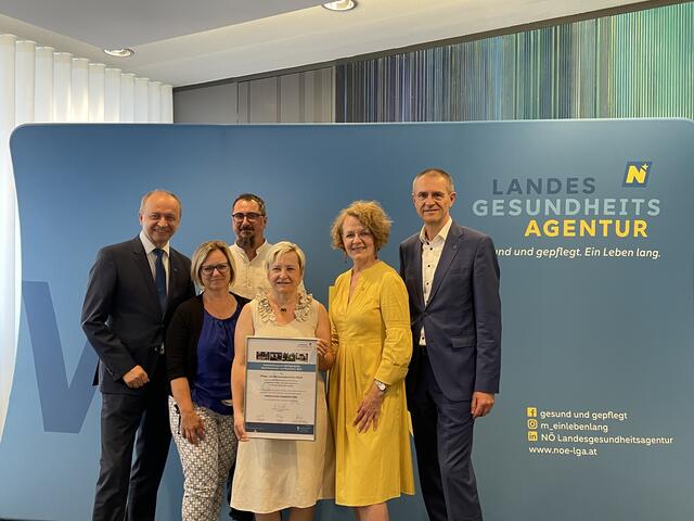 Konrad Kogler (li), Christiane Teschl-Hofmeister (mi.re) und Alfred Zens (re) mit dem Team des PBZ Mank. | Foto: Bettina Korotvicka