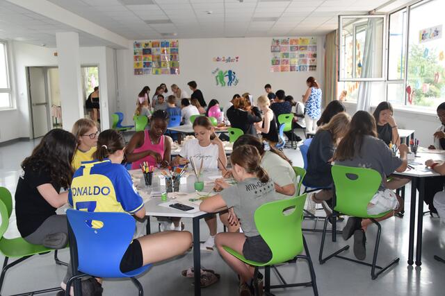 In verschiedenen Kunst-Stationen konnten die Schülerinnen und Schüler kreativ werden.  | Foto: Vanessa Trabi