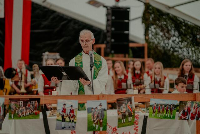 Pfarrer Josef Stuhlpfarrer zelebrierte eine kurze Andacht. | Foto: DerPlotti