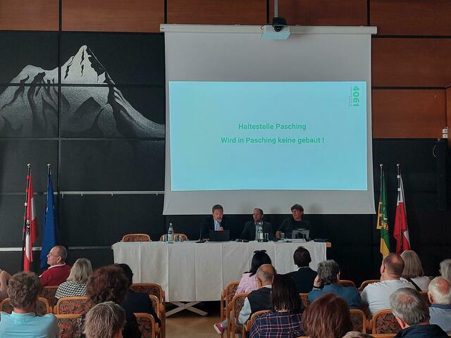 Im Rahmen des Informationsabends hatten Interessierte die Möglichkeit, Fragen zu den Infrastrukturprojekten zu stellen.  | Foto: Gemeinde Pasching