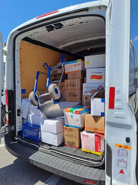 Völlig überladen und mangelnde Kühlung der Lebensmittel – so durfte ein Kleintransporter seine Fahrt in Wien fortsetzen.   | Foto: LPD Wien