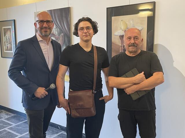 Bürgermeister Michael Schumacher mit Jonas Lang und Klaus Dieter Hartl bei der Eröffnung der Ausstellung im Rathaus Leibnitz | Foto: Waltraud Fischer