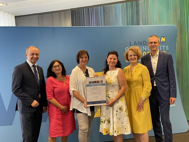 Konrad Kogler (li), Christiane Teschl-Hofmeister (mi.re) und Alfred Zens (re) mit dem Team des PBZ Wallsee. | Foto: Bettina Korotvicka