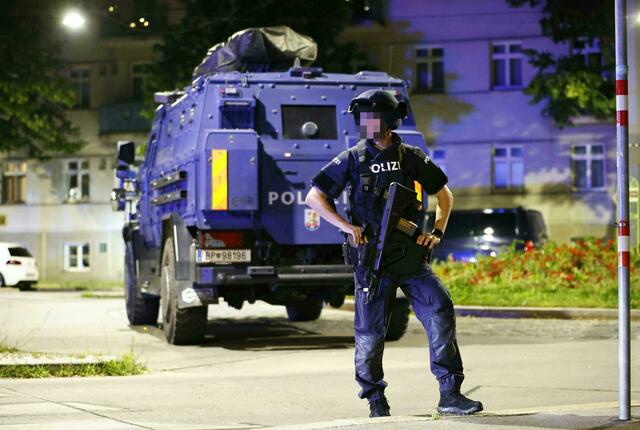 Auch Spezialkräfte der Wega und Cobra rückten am Kapaunplatz an.  | Foto: TOBIAS STEINMAURER / APA / picturedesk.com 