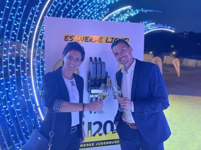 Sabine Haßler und Dominik Skoff feiern 150 Jahre Wasserversorgung. | Foto: Walter Schindler