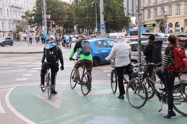 Der dicht befahrene Ring-Radweg soll verändert werden. Wie die Änderungen aussehen werden, ist unklar. Die Verkehrs- und Wirtschaftskommission soll, nach einem Antrag, zeitgerecht von Stadträtin Sima mit allen Planungsgrundlagen betraut werden. | Foto: Karl Schöndorfer / picturedesk.com