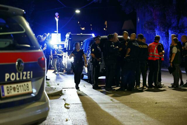 Der Vorfall am Kapaunplatz sorgte für einen Großeinsatz der Polizei. Auch WEGA, Cobra und die Diensthundeeinheit waren vor Ort. | Foto: TOBIAS STEINMAURER / APA / picturedesk.com 